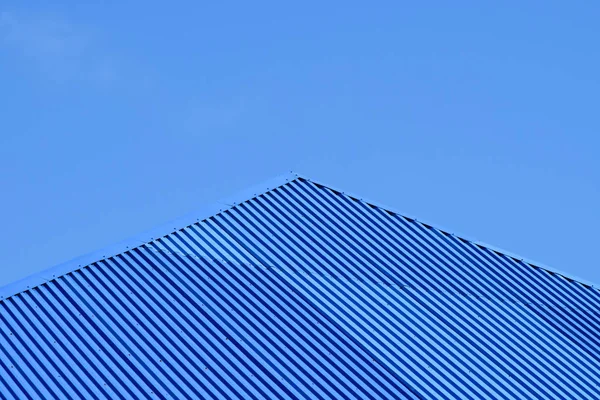 Blauwe dak van metalen platen — Stockfoto
