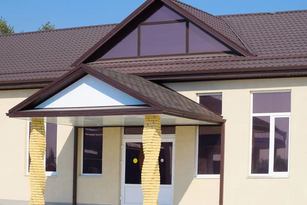 Building with a brown roof. The main entrance to the house. Mode — Stock Photo, Image