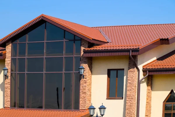 Byggnad med gula väggar och rödbrunt tak. Modernt material — Stockfoto