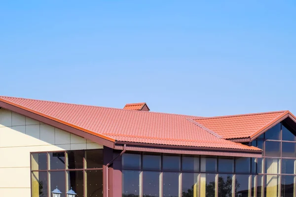 Budova se žlutými zdmi a červenohnědou střechou. Moderní materiál — Stock fotografie