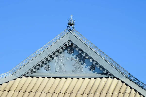 屋根の尾根に装飾的な要素 — ストック写真