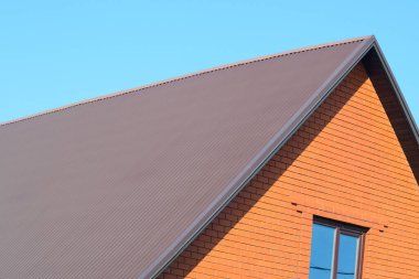 Metal levha çatılı evi