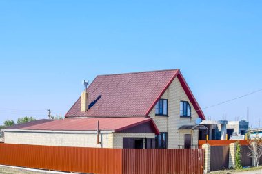 Plastik pencereli ve çatılı çarşaflı bir ev. Çatı.