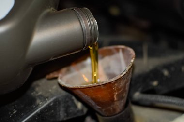 Arabanın motorunda yağ değişimi var. Yağı dolduruyorum.