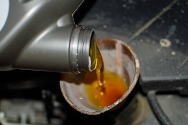 Arabanın motorunda yağ değişimi var. Yağı dolduruyorum.