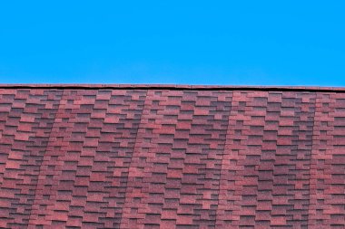 Çok renkli bituminimsi kiremitlerin çatısı. Desenli bitumlar