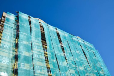 Yeni inşa edilen yüksek katlı binada güvenlik ağı