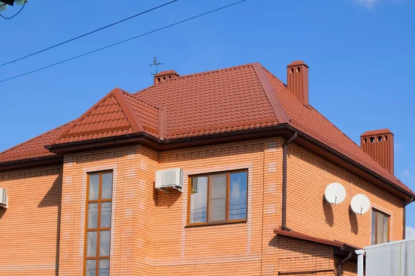 Dekoracyjne blachy na dachu domu. — Zdjęcie stockowe