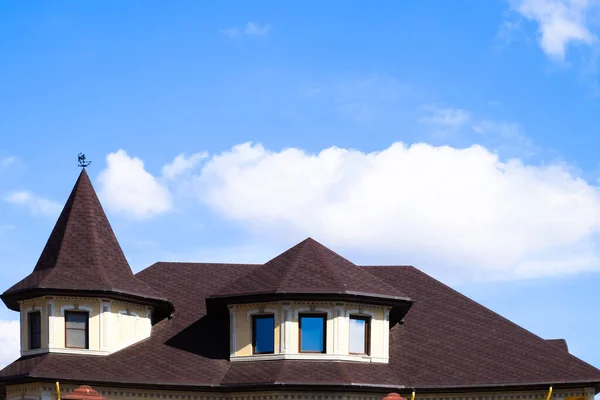 Dekoratives Metall auf dem Dach des Hauses. — Stockfoto