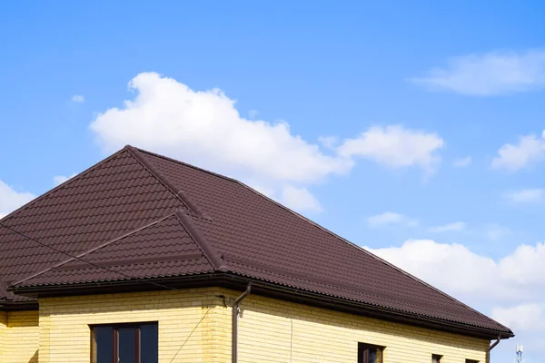 Decoratieve metal op het dak van het huis. — Stockfoto