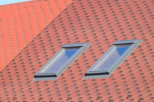 Ozdobné kovové dlaždice na střeše — Stock fotografie
