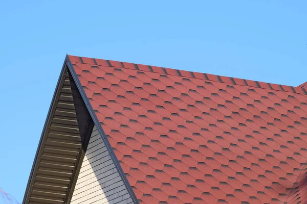 Dachdeckerarbeiten. hautnah auf Metalldächern mit Dachschutz vor