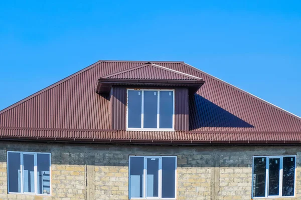 Casa di cinder block. Casa con finestre in plastica e tetto di co — Foto Stock