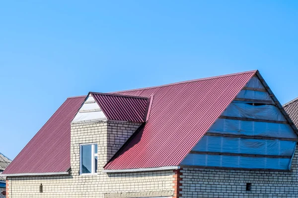 Haus aus Schlackenblock. Haus mit Kunststofffenstern und Dach — Stockfoto