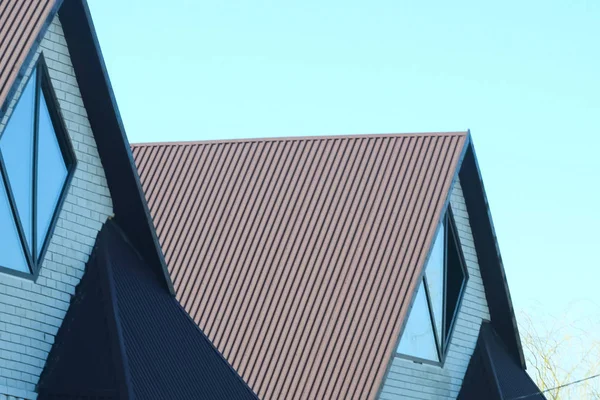Casa con techo de chapas de metal — Foto de Stock