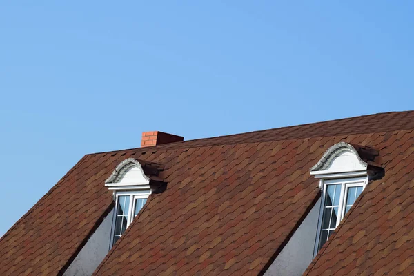 A tető fém lapok készült ház — Stock Fotó