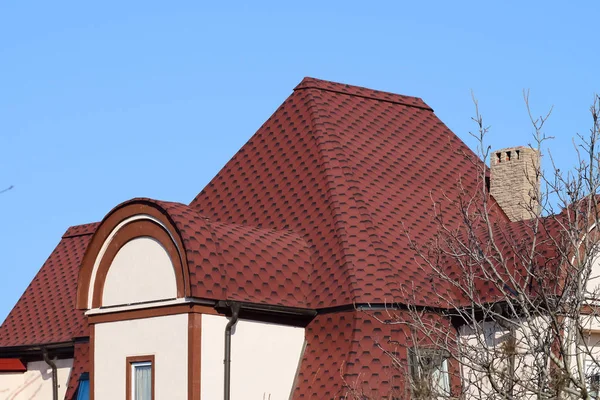 Huis met een dak van metalen platen — Stockfoto