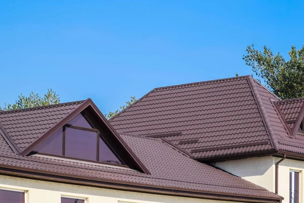 Casa con finestre di plastica e un tetto marrone di lamiera ondulata — Foto Stock