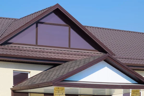 Maison avec fenêtres en plastique et un toit brun de tôle ondulée — Photo
