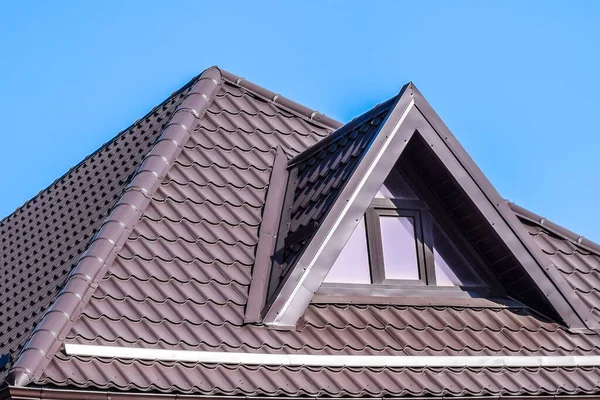 Maison avec fenêtres en plastique et un toit brun de tôle ondulée — Photo