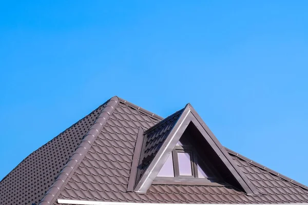 Casa con finestre di plastica e un tetto marrone di lamiera ondulata — Foto Stock