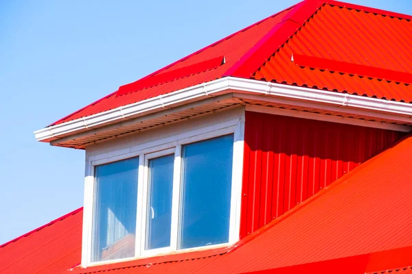 塑料窗和波纹板的红色屋顶的房子 — 图库照片