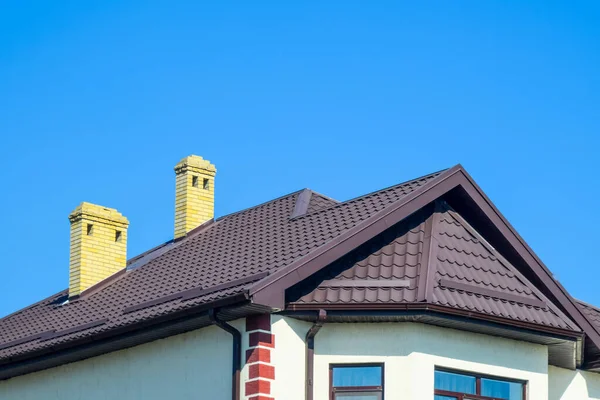 Casa con finestre in plastica e tetto di lamiera ondulata. Copertura — Foto Stock