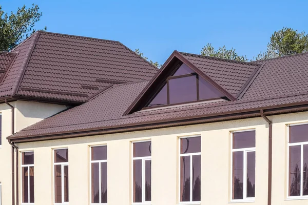 Hus med plastfönster och tak av korrugerad plåt. Takläggning — Stockfoto