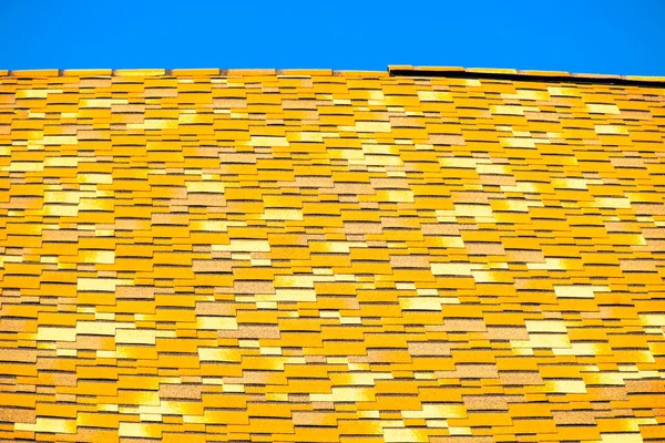Çok renkli bituminimsi kiremitlerin çatısı. Desenli bitumlar — Stok fotoğraf