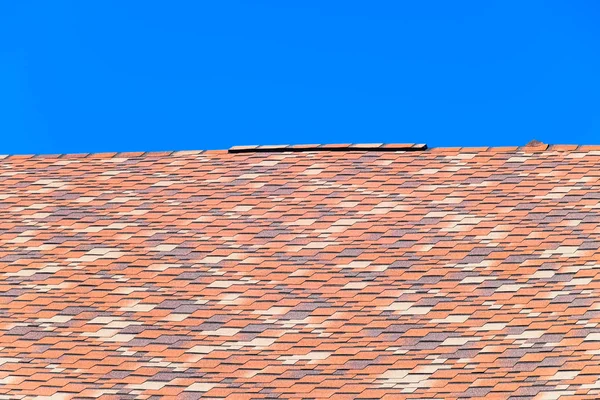 Dach aus mehrfarbigen Bitumenschindeln. gemustertes Bitumen — Stockfoto