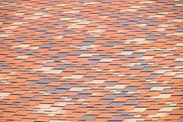 Dach aus mehrfarbigen Bitumenschindeln. gemustertes Bitumen — Stockfoto
