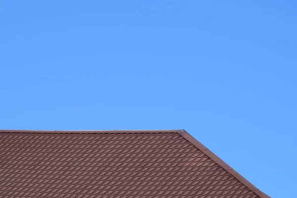 Листы на крыше — стоковое фото