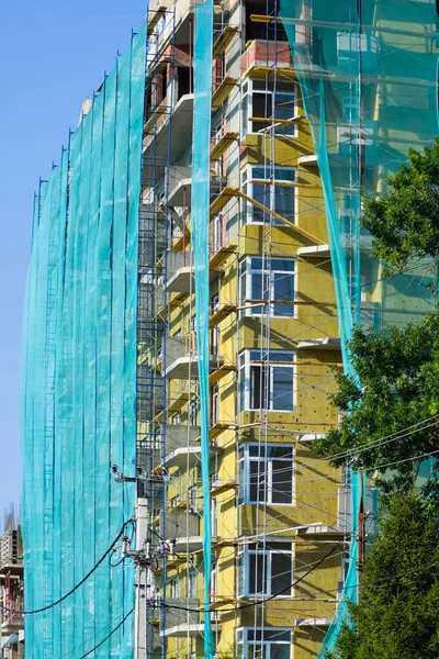 Sociaal vangnet in de nieuwgebouwde hoogbouw-gebouw — Stockfoto