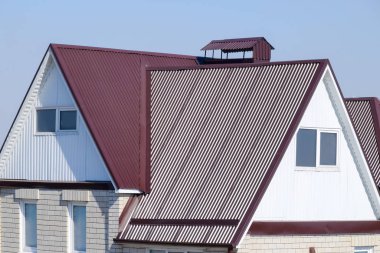 Ev tavan arası ve birleşik bir çatısı var. Yerleştirilmiş ev