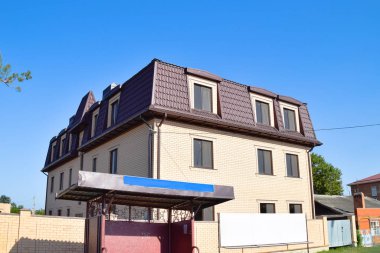 Plastik pencere ve oluklu levha bir çatı ile ev