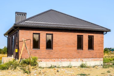 Plastik pencereli ve çatısı kıvrımlı çarşaflı ev. B