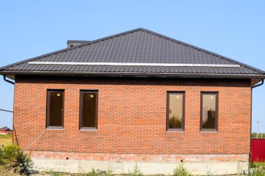 Plastik pencereli ve çatısı kıvrımlı çarşaflı ev. B