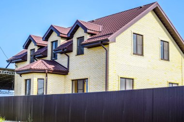 Plastik pencereli ve çatısı kıvrımlı çarşaflı ev. R