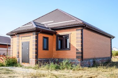 Plastik pencereli ve çatısı kıvrımlı çarşaflı ev. R