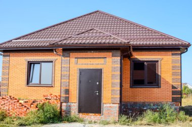 Plastik pencereli ve çatısı kıvrımlı çarşaflı ev. R