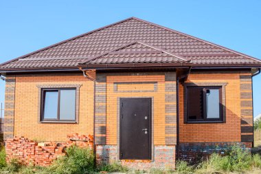 Plastik pencereli ve çatısı kıvrımlı çarşaflı ev. R