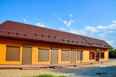 Oluklu levha üzerinde bir binanın çatısı