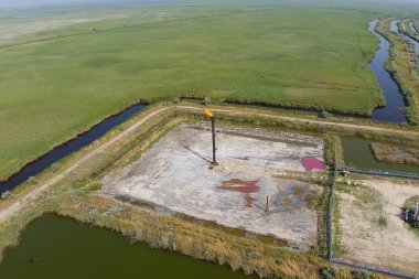 Bir petrol sahasını sistemde meşale