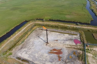 Bir petrol sahasını sistemde meşale