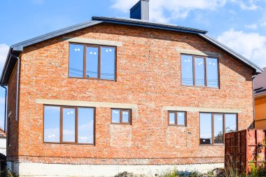 Kırmızı tuğladan yapılmış iki katlı bir ev. Metal-plastik pencereler. Yeni gelen.