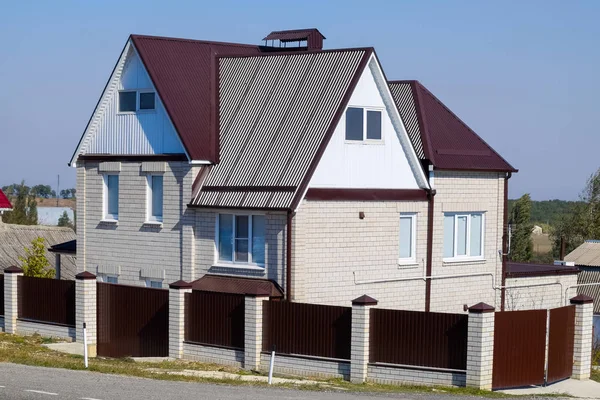 La maison est avec un grenier et un toit combiné . — Photo