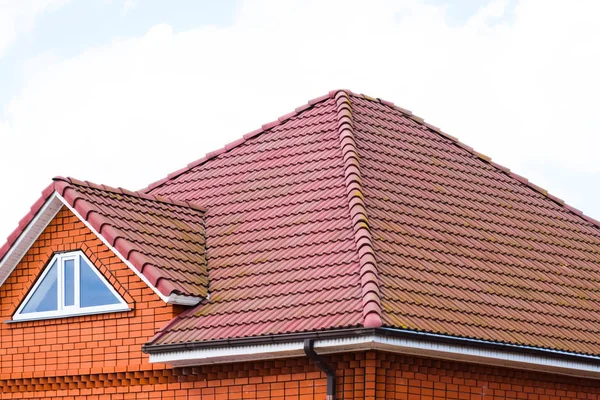 Het huis met een dak van klassieke tegels — Stockfoto