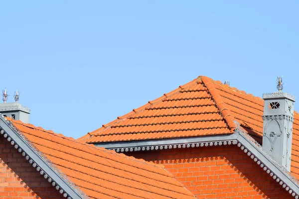 A casa com um telhado de azulejos — Fotografia de Stock