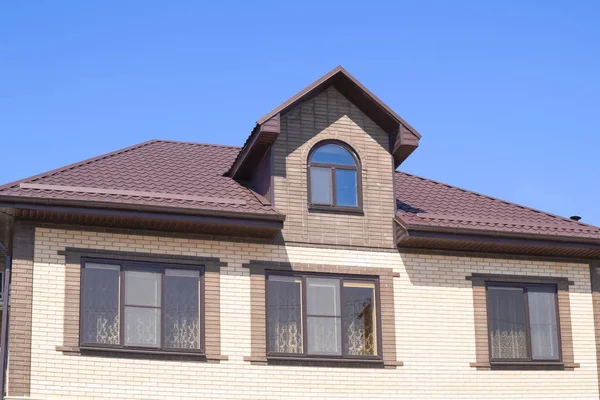 La casa con ventanas de plástico y un techo de chapa corrugada — Foto de Stock