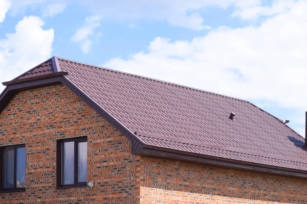 Het huis met kunststof ramen en een dak van golfplaten — Stockfoto